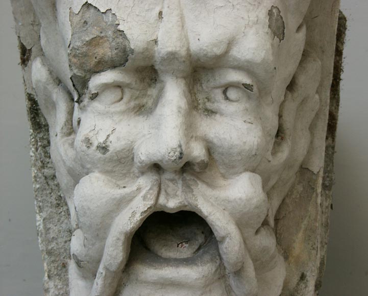 Antique keystone in sculpted stone Antique keystone in sculpted stone-1