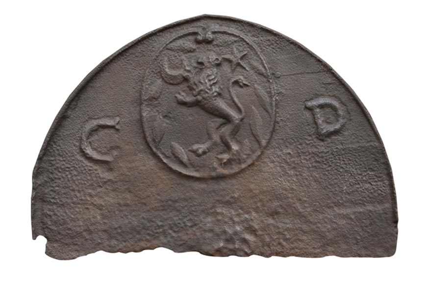 Beautiful antique 16th century cast iron fireback Beautiful antique 16th century cast iron fireback-0