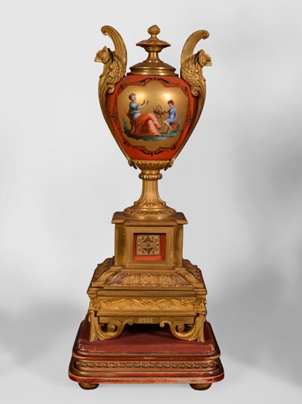 Porcelain and gilded bronze clock set with griffin Porcelain and gilded bronze clock set with griffin-5