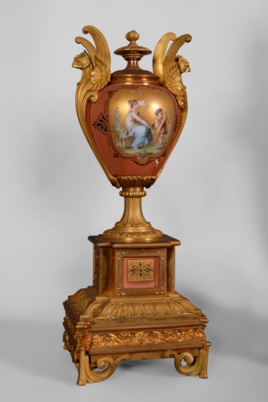 Porcelain and gilded bronze clock set with griffin Porcelain and gilded bronze clock set with griffin-7