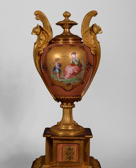 Porcelain and gilded bronze clock set with griffin Porcelain and gilded bronze clock set with griffin-8