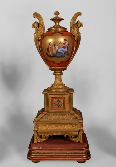 Porcelain and gilded bronze clock set with griffin Porcelain and gilded bronze clock set with griffin-9
