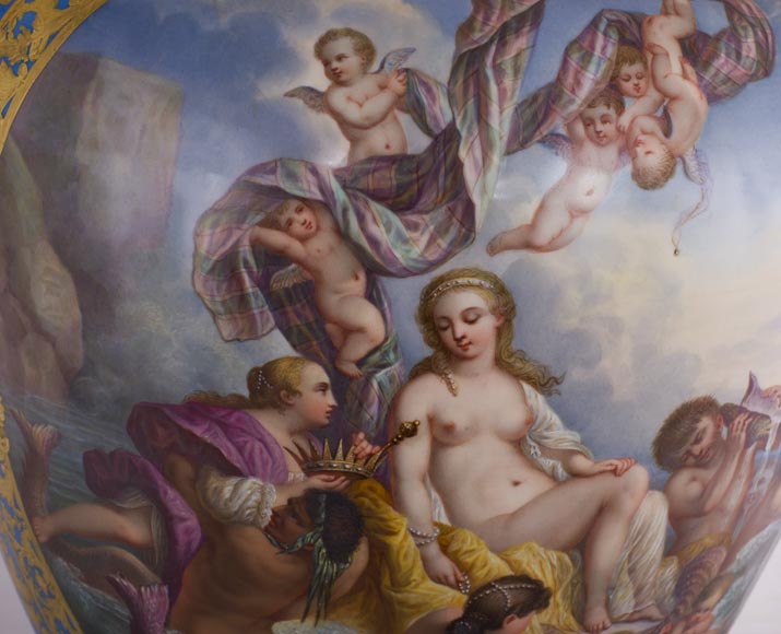Napoleon III monumental vase in Porcelain of Paris with the Triumph of Venus mounted in gilt bronze with espagnolettes Napoleon III monumental vase in Porcelain of Paris with the Triumph of Venus mounted in gilt bronze with espagnolettes-3