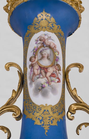 Napoleon III monumental vase in Porcelain of Paris with the Triumph of Venus mounted in gilt bronze with espagnolettes Napoleon III monumental vase in Porcelain of Paris with the Triumph of Venus mounted in gilt bronze with espagnolettes-6