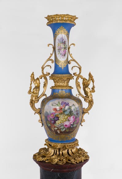 Napoleon III monumental vase in Porcelain of Paris with the Triumph of Venus mounted in gilt bronze with espagnolettes Napoleon III monumental vase in Porcelain of Paris with the Triumph of Venus mounted in gilt bronze with espagnolettes-7