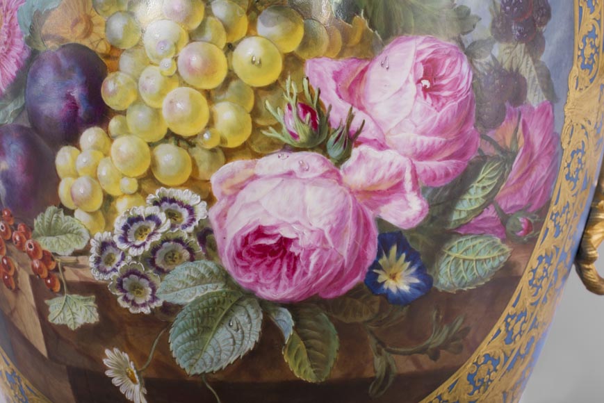 Napoleon III monumental vase in Porcelain of Paris with the Triumph of Venus mounted in gilt bronze with espagnolettes Napoleon III monumental vase in Porcelain of Paris with the Triumph of Venus mounted in gilt bronze with espagnolettes-9