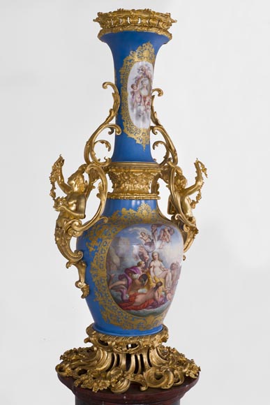 Napoleon III monumental vase in Porcelain of Paris with the Triumph of Venus mounted in gilt bronze with espagnolettes Napoleon III monumental vase in Porcelain of Paris with the Triumph of Venus mounted in gilt bronze with espagnolettes-12