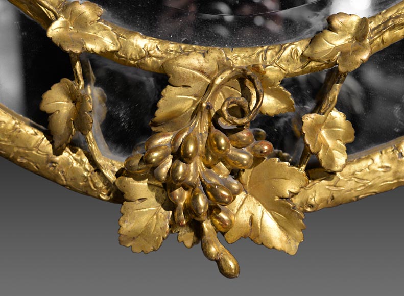 Very beautiful antique Napoleon III oval mirror decorated with bunches of grapes and grape leaves Very beautiful antique Napoleon III oval mirror decorated with bunches of grapes and grape leaves-2