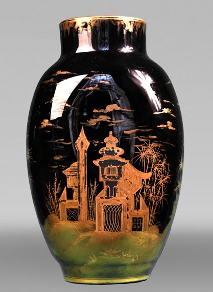 Cristalleries du Val Saint-Lambert, Pair of vases with a Japanese landscape, circa 1880 Cristalleries du Val Saint-Lambert, Pair of vases with a Japanese landscape, circa 1880-1