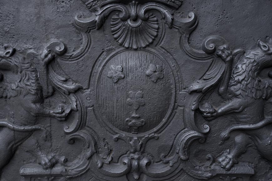 Beautiful antique cast iron fireback with the Jannon family coat of arms, 18th century Beautiful antique cast iron fireback with the Jannon family coat of arms, 18th century -1