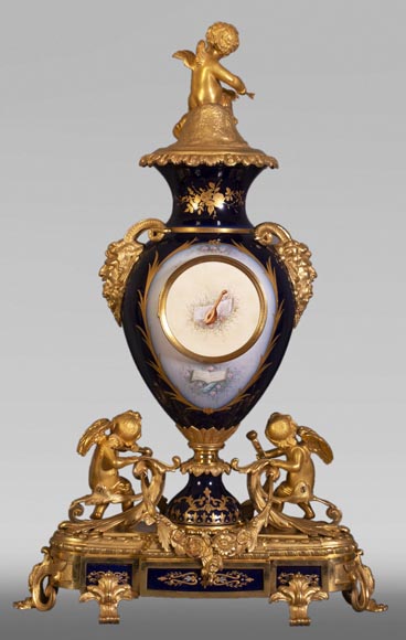 Napoleon III style clock, in Sèvres night blue porcelain and gilded bronze Napoleon III style clock, in Sèvres night blue porcelain and gilded bronze-7