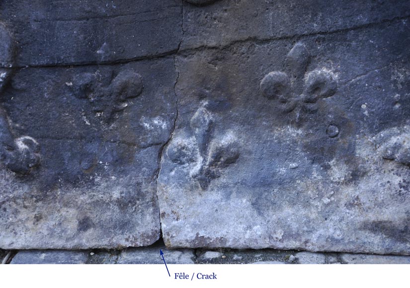Antique fireback with French coat of arms and lions, 17th century Antique fireback with French coat of arms and lions, 17th century-4
