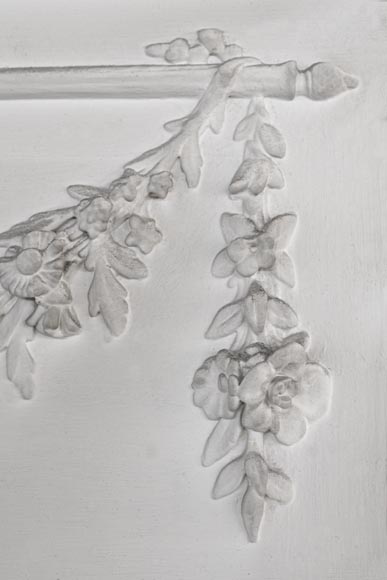 An antique large trumeau with garlands of flowers An antique large trumeau with garlands of flowers-3