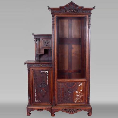 Small Japanese unit with a decor of vase with flowers and mother of pearl inlays