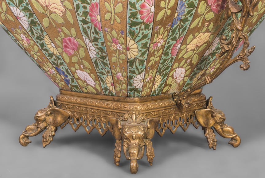 Ignac FISCHER - Chinese style jardiniere, in earthenware and gilded bronze Ignac FISCHER - Chinese style jardiniere, in earthenware and gilded bronze-7