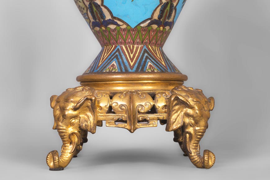 A pair of Japanese style lamps with elephant heads A pair of Japanese style lamps with elephant heads-1