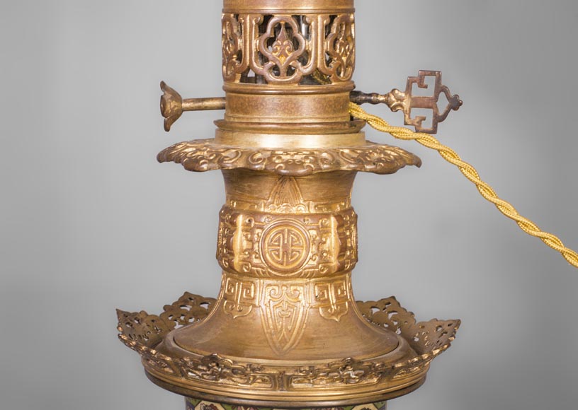 A pair of Japanese style lamps with elephant heads A pair of Japanese style lamps with elephant heads-2