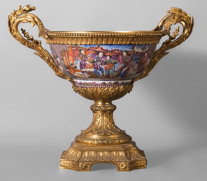 Canton porcelain cup with a beautiful gilt bronze mount, 19th century Canton porcelain cup with a beautiful gilt bronze mount, 19th century-0