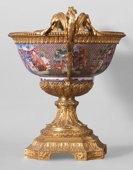 Canton porcelain cup with a beautiful gilt bronze mount, 19th century Canton porcelain cup with a beautiful gilt bronze mount, 19th century-1