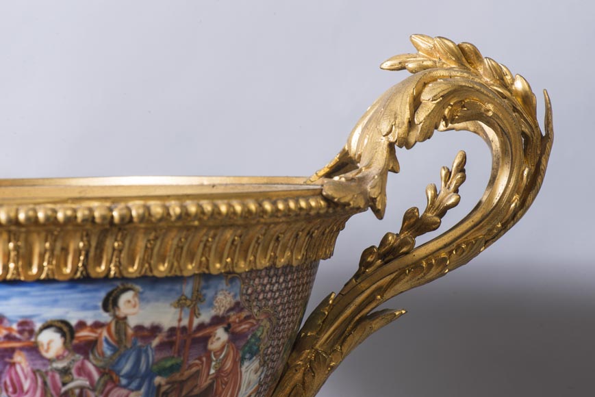 Canton porcelain cup with a beautiful gilt bronze mount, 19th century Canton porcelain cup with a beautiful gilt bronze mount, 19th century-2