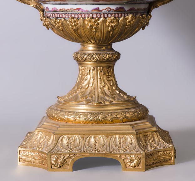 Canton porcelain cup with a beautiful gilt bronze mount, 19th century Canton porcelain cup with a beautiful gilt bronze mount, 19th century-3