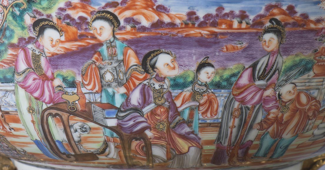 Canton porcelain cup with a beautiful gilt bronze mount, 19th century Canton porcelain cup with a beautiful gilt bronze mount, 19th century-7