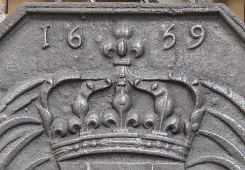 Cast iron fireback with the French coat of arms Cast iron fireback with the French coat of arms-1