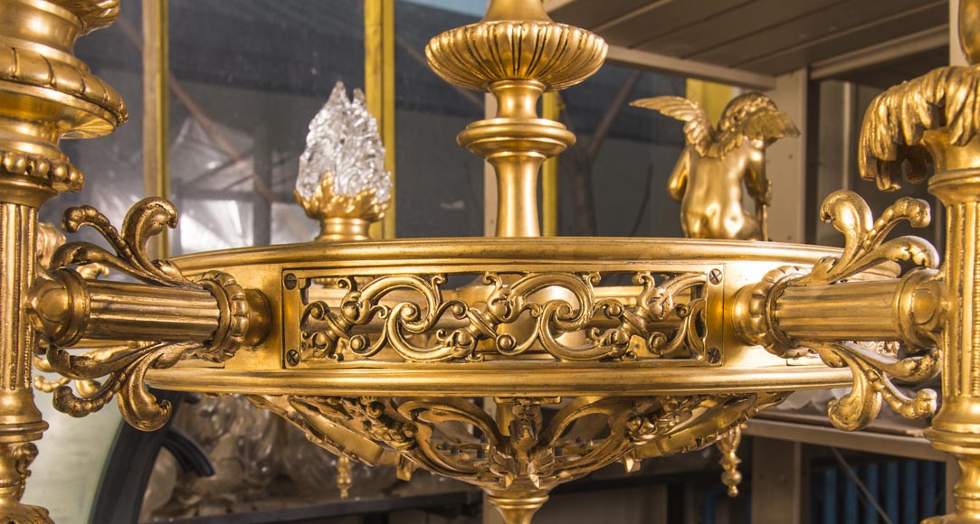 Beautiful antique Napoleon III style chandelier, with Putti carrying tulips Beautiful antique Napoleon III style chandelier, with Putti carrying tulips-4