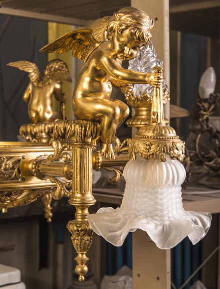 Beautiful antique Napoleon III style chandelier, with Putti carrying tulips Beautiful antique Napoleon III style chandelier, with Putti carrying tulips-5