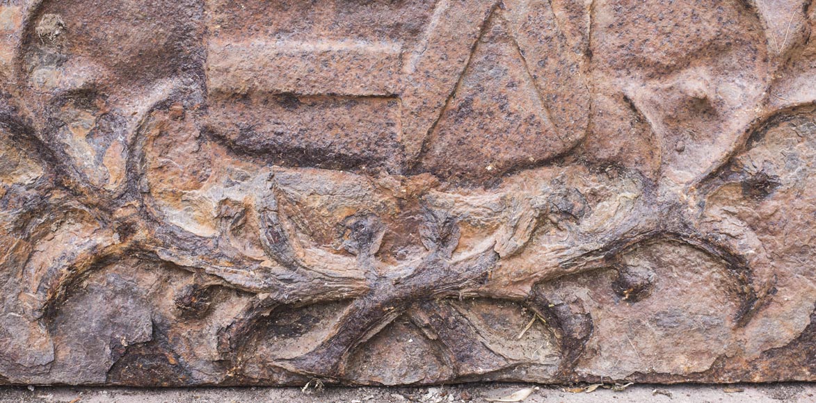 Cast iron fireback from the 17th century, decorated with a knight's height Cast iron fireback from the 17th century, decorated with a knight's height-4