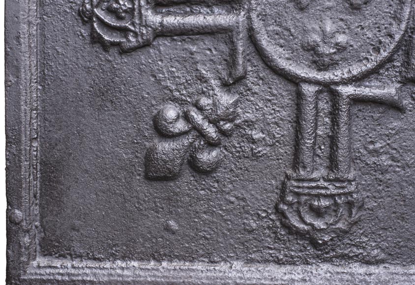 Cast iron fireback from the 17th century with French royal coat of arms Cast iron fireback from the 17th century with French royal coat of arms-3