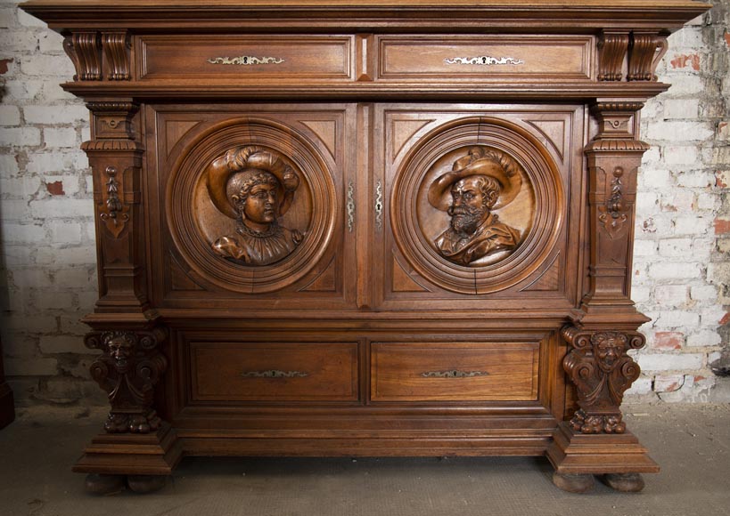 Neo-Renaissance style cupboard in walnut carved with portraits in medallions Neo-Renaissance style cupboard in walnut carved with portraits in medallions-5