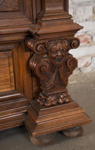 Neo-Renaissance style cupboard in walnut carved with portraits in medallions Neo-Renaissance style cupboard in walnut carved with portraits in medallions-8