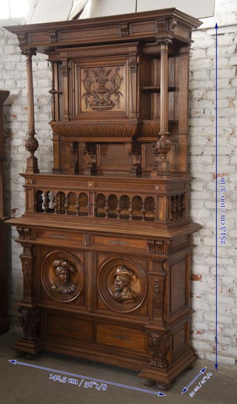 Neo-Renaissance style cupboard in walnut carved with portraits in medallions Neo-Renaissance style cupboard in walnut carved with portraits in medallions-9