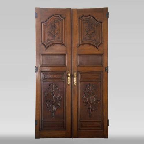 Double door in carved oak decorated with military trophies