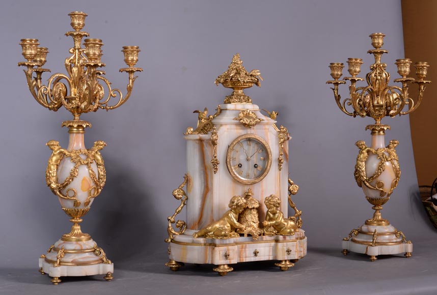Napoleon III set clock in gilt bronze and onyx, circa 1860 Napoleon III set clock in gilt bronze and onyx, circa 1860-1