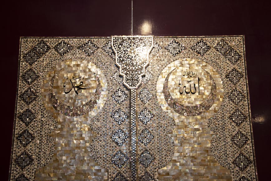 Pair of lacquered sliding double doors with orientalist mother-of-pearl decor Pair of lacquered sliding double doors with orientalist mother-of-pearl decor-3