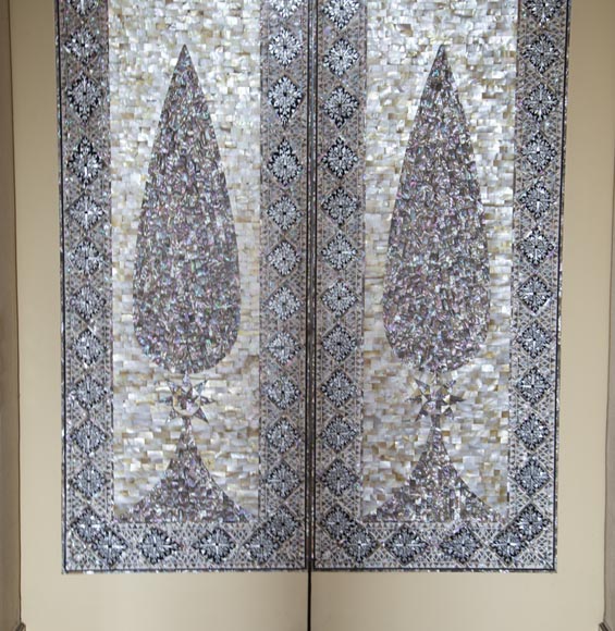 Pair of lacquered sliding double doors with orientalist mother-of-pearl decor Pair of lacquered sliding double doors with orientalist mother-of-pearl decor-10
