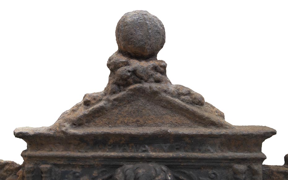 Important fireback with the coat of arms of Germain du val Important fireback with the coat of arms of Germain du val-1