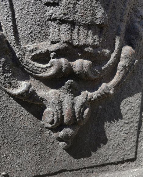 Large 18th century fireback with double coat of arms decoration Large 18th century fireback with double coat of arms decoration-4