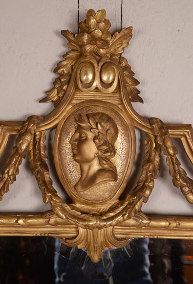 Antique Napoleon III style gilded wood trumeau carved with a profile decoration in a medallion Antique Napoleon III style gilded wood trumeau carved with a profile decoration in a medallion-1