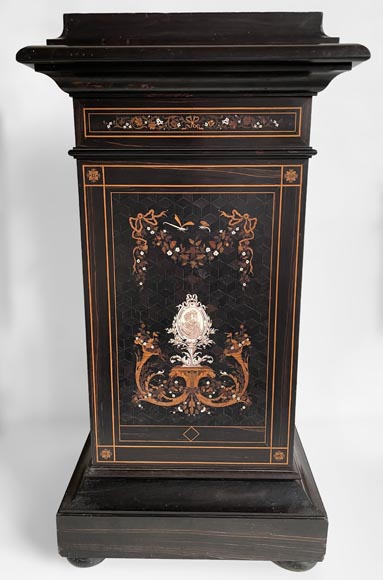 Charles Hunsinger (attributed to), Beautiful presentation stand with a marquetry decor, circa 1870-1880 Charles Hunsinger (attributed to), Beautiful presentation stand with a marquetry decor, circa 1870-1880-0