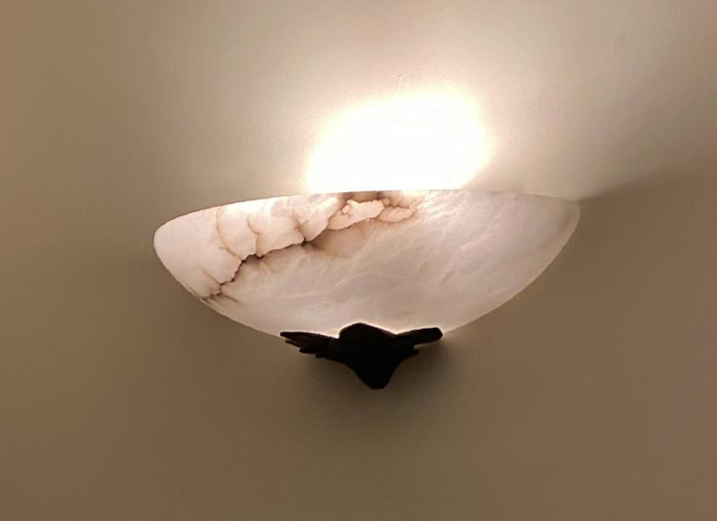 Albert CHEURET (1884 - 1966) (in the taste of), set of 5 alabaster and patinated bronze wall sconces, late 20th century Albert CHEURET (1884 - 1966) (in the taste of), set of 5 alabaster and patinated bronze wall sconces, late 20th century-1