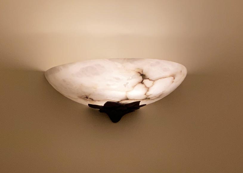 Albert CHEURET (1884 - 1966) (in the taste of), set of 5 alabaster and patinated bronze wall sconces, late 20th century Albert CHEURET (1884 - 1966) (in the taste of), set of 5 alabaster and patinated bronze wall sconces, late 20th century-2