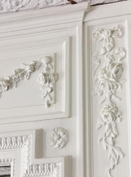 Louis XVI style overmantel in painted wood and stucco with flowers garlands Louis XVI style overmantel in painted wood and stucco with flowers garlands-4