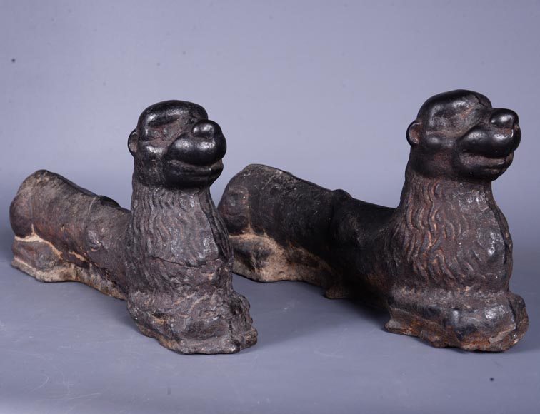 Rare pair of cast iron andirons shaped as a laying dog, Wallonia, 16th century Rare pair of cast iron andirons shaped as a laying dog, Wallonia, 16th century-1