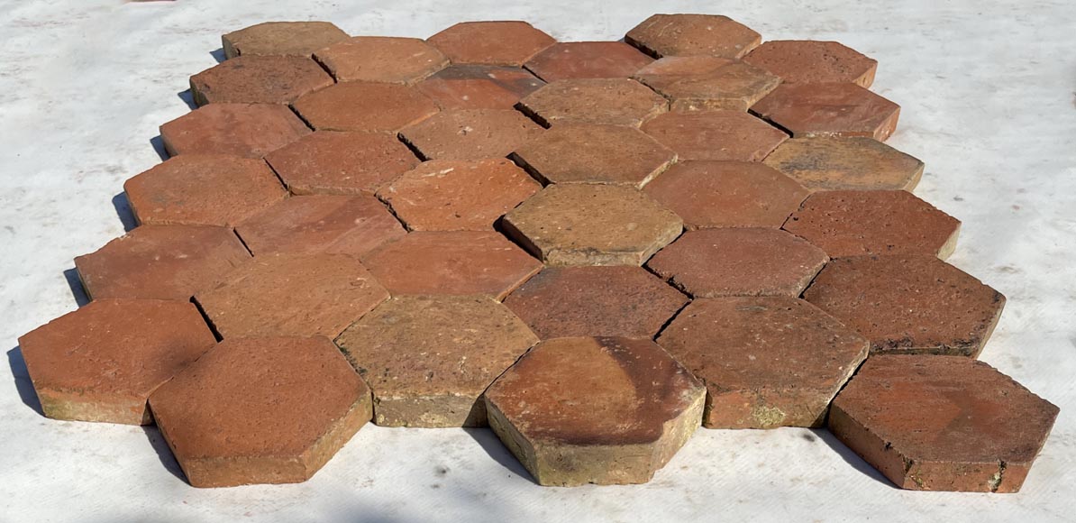 Batch of 9 m² of antique hexagonal terracotta tiles, 19th century Batch of 9 m² of antique hexagonal terracotta tiles, 19th century-1