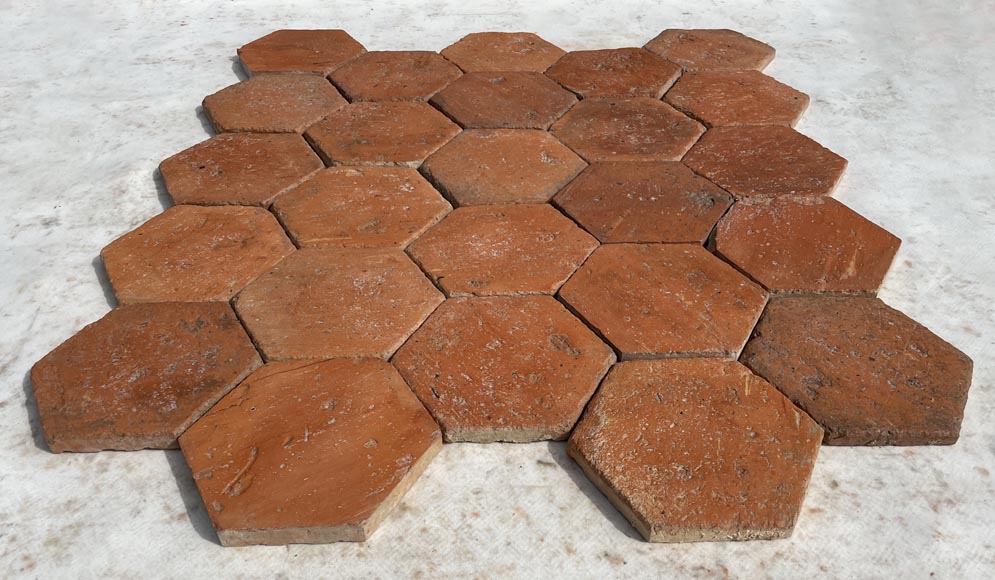 Lot of 8.5 m² of antique hexagonal terracotta tiles from the Tuileries de Perrusson, Charente, end of the 19th century Lot of 8.5 m² of antique hexagonal terracotta tiles from the Tuileries de Perrusson, Charente, end of the 19th century-1