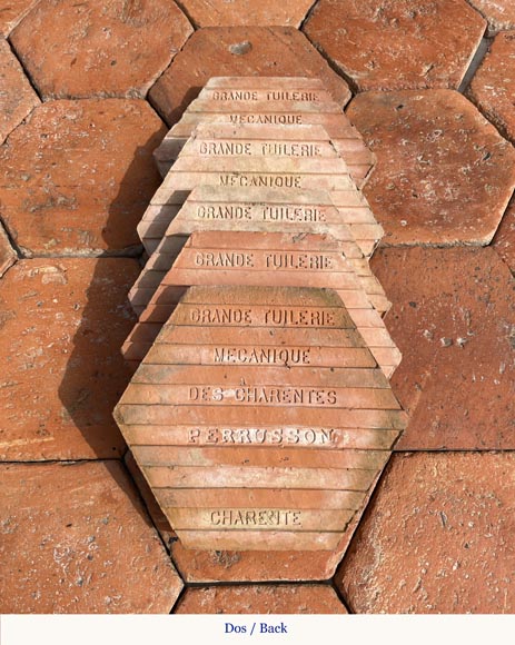 Lot of 8.5 m² of antique hexagonal terracotta tiles from the Tuileries de Perrusson, Charente, end of the 19th century Lot of 8.5 m² of antique hexagonal terracotta tiles from the Tuileries de Perrusson, Charente, end of the 19th century-3