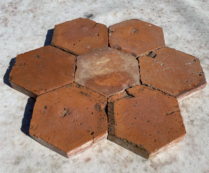 Batch of 2 m² of antique hexagonal terracotta tiles, 19th century Batch of 2 m² of antique hexagonal terracotta tiles, 19th century-1